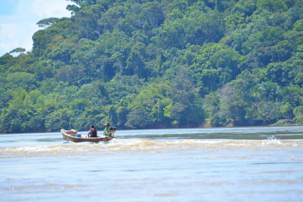 rio amazonas con gente